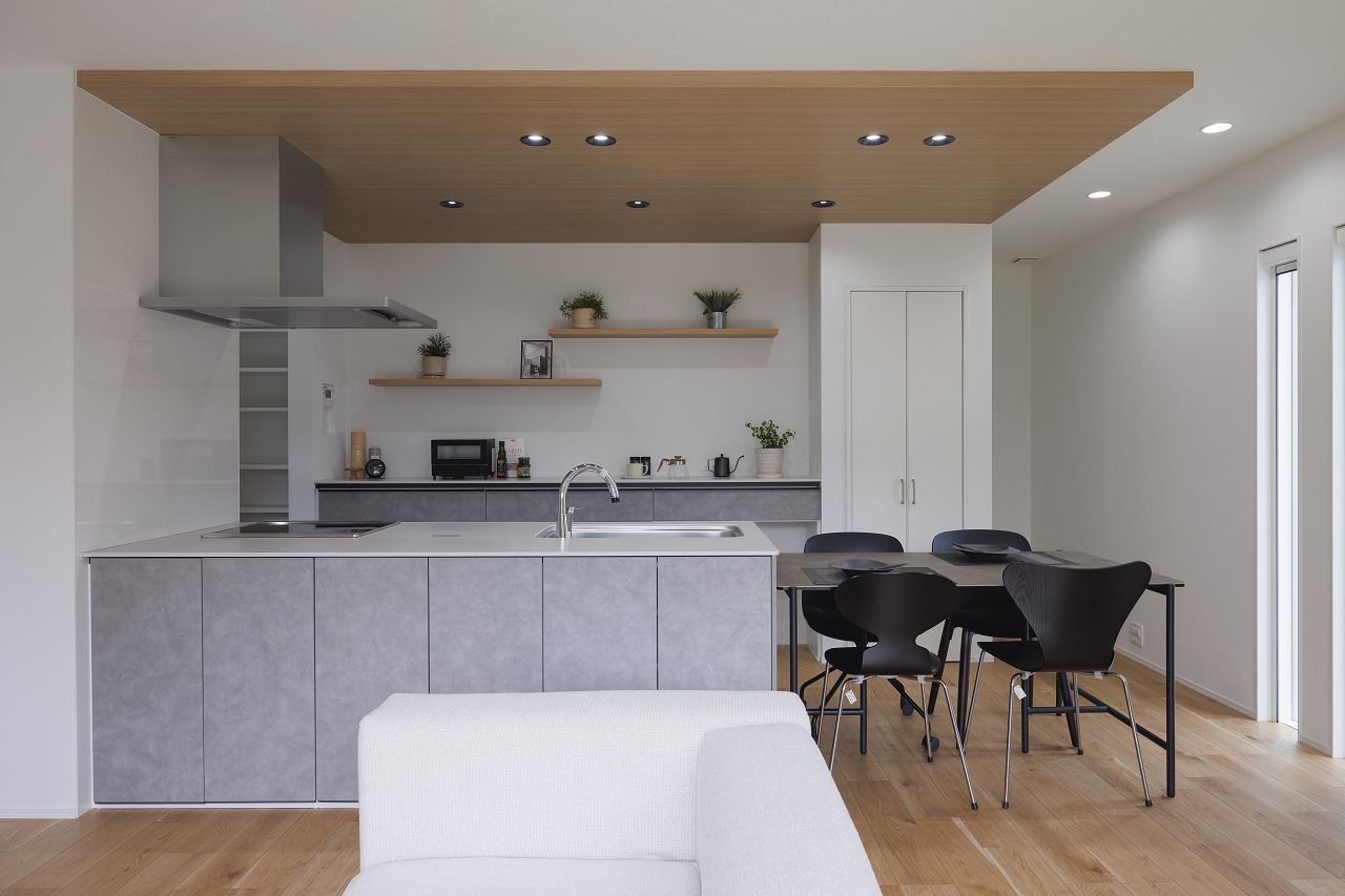 収納力とデザインを両立。オープン棚と下がり天井で「憧れのキッチン」を実現